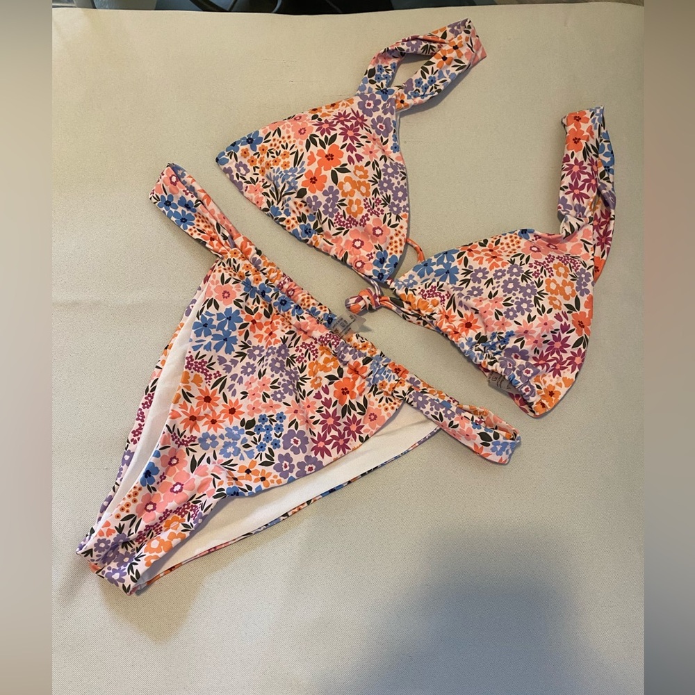 BOGO 🎉 Stylish, blue and coral Floral Bikini Set. Very high cut, mind size L
